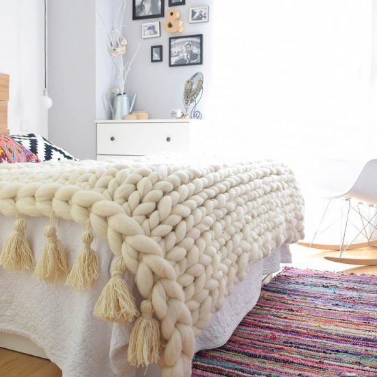 Pie-de-cama-con-borlas2025090110
