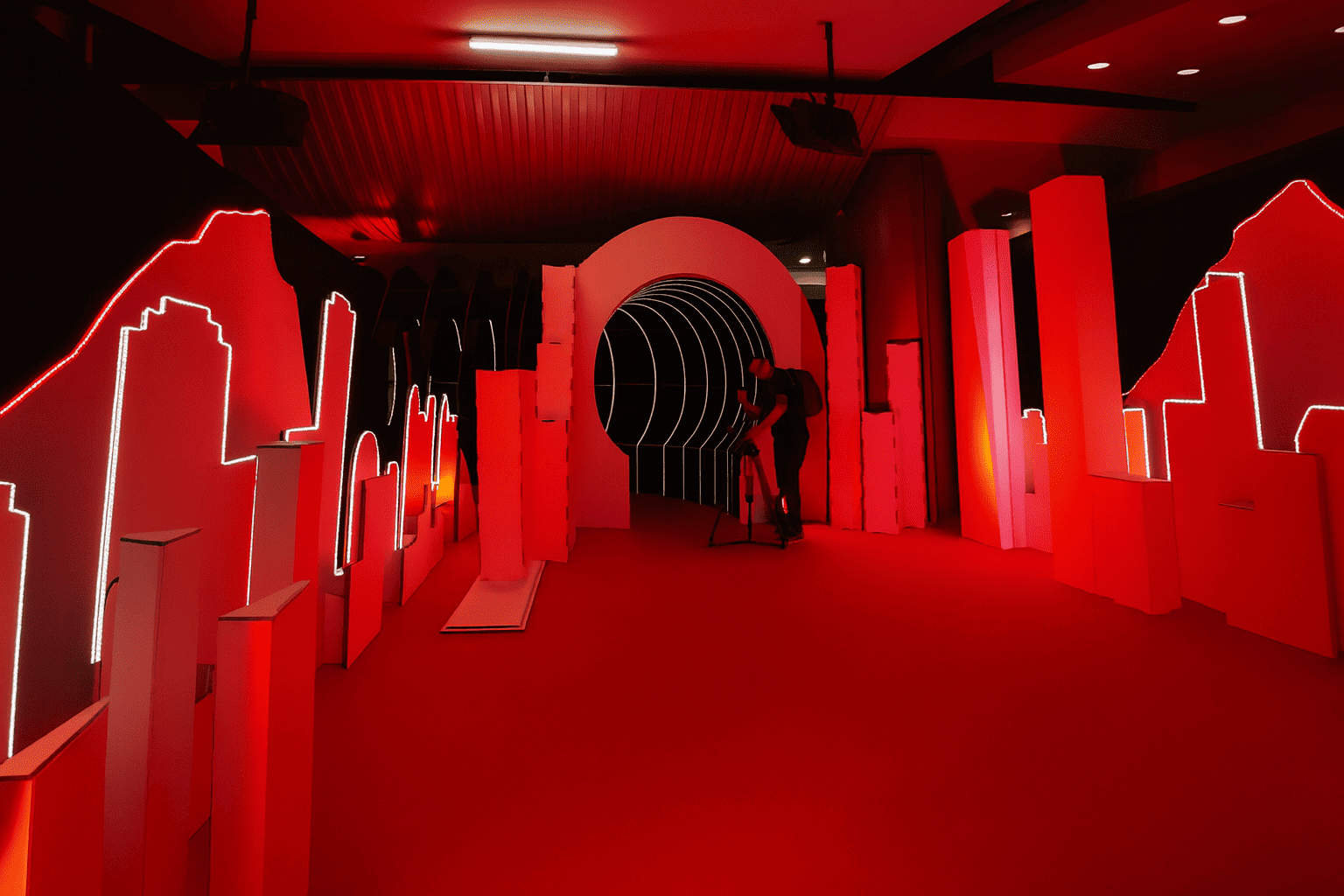 Espacio-inmersivo-iluminado-en-rojo2025092406